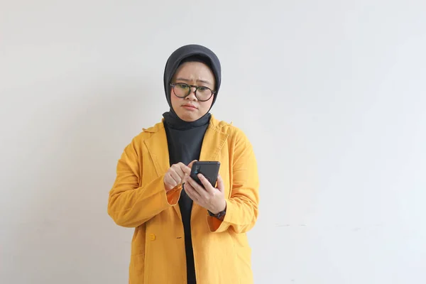 Hermosa Joven Asiática Mujer Gafas Hijab Vistiendo Chaqueta Amarilla Mirando — Foto de Stock