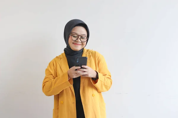 Gözlüklü Tesettürlü Sarı Ceketli Güzel Asyalı Bir Kadın Beyaz Arka — Stok fotoğraf