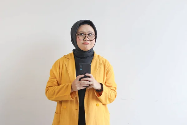 Portretul Unei Femei Asiatice Frumoase Hijab Ochelari Purtarea Gândire Blazer — Fotografie, imagine de stoc