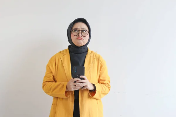 Retrato Bela Mulher Asiática Hijab Óculos Vestindo Blazer Amarelo Pensando — Fotografia de Stock