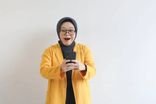 Schöne Junge Asiatische Frau Mit Brille Hijab Und Gelbem Blazer — Stockfoto