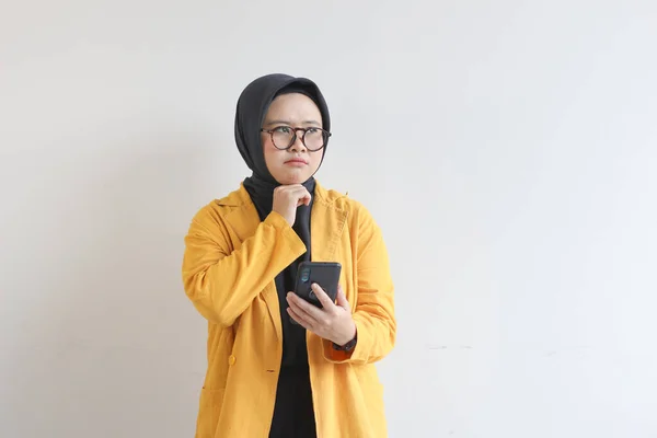 Retrato Hermosa Mujer Asiática Hijab Gafas Usar Chaqueta Amarilla Pensando —  Fotos de Stock