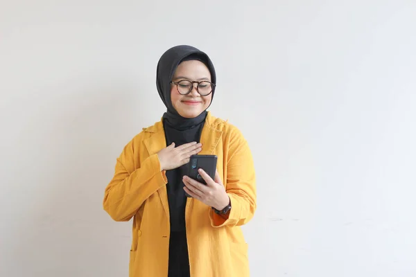 안경을 히잡을 배경에 얼굴로 핸드폰을 아름다운 아시아 — 스톡 사진
