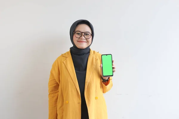 안경을 히잡을 얼굴로 배경에 고립된 스크린 전화를 아름다운 아시아 — 스톡 사진