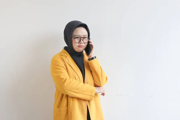 Retrato Hermosa Mujer Asiática Hijab Gafas Vistiendo Chaqueta Amarilla Haciendo —  Fotos de Stock