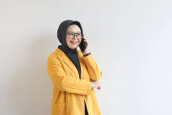 Sarışın Gözlüklü Sarı Ceketli Güzel Asyalı Kadının Portresi Telefon Görüşmesi — Stok fotoğraf