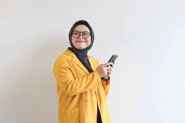 Güzel Asyalı Genç Müslüman Kadın Gözlüklü Sarı Ceketli Beyaz Arka — Stok fotoğraf