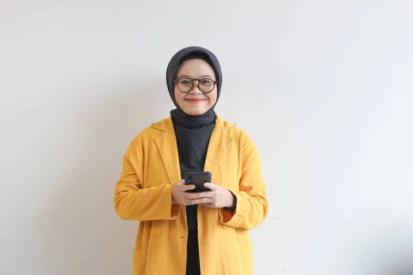 Красива Азіатка Окулярах Хіджаб Жовтий Блейзер Тримає Мобільний Телефон Усміхненим — стокове фото