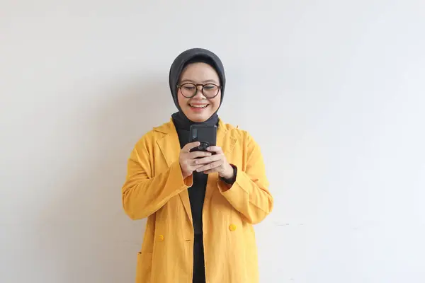 Bela Jovem Asiático Mulher Óculos Hijab Vestindo Amarelo Blazer Olhando — Fotografia de Stock