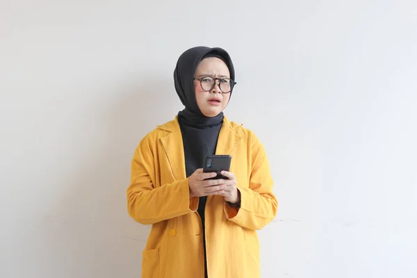 Mulher Asiática Bonita Jovem Óculos Hijab Vestindo Blazer Amarelo Está — Fotografia de Stock