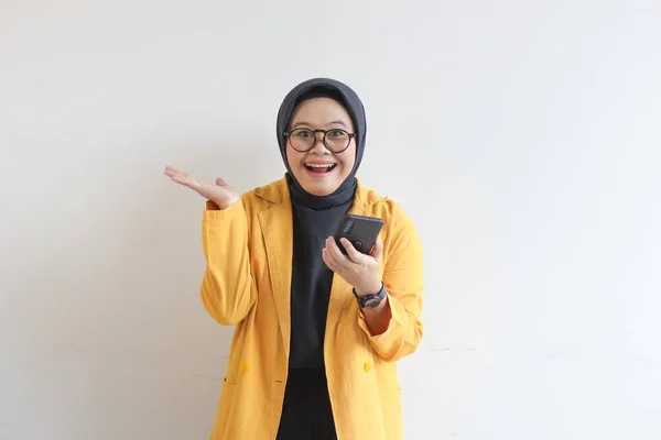 Mooie Jonge Aziatische Vrouw Bril Hijab Het Dragen Van Een — Stockfoto