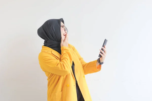 Vacker Ung Asiatisk Kvinna Glasögon Hijab Och Bär Gul Blazer — Stockfoto