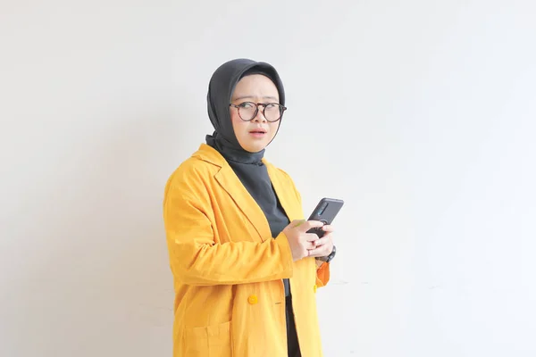 Красивая Молодая Азиатская Мусульманка Очках Жёлтом Пиджаке Шокированным Лицом Держащая — стоковое фото