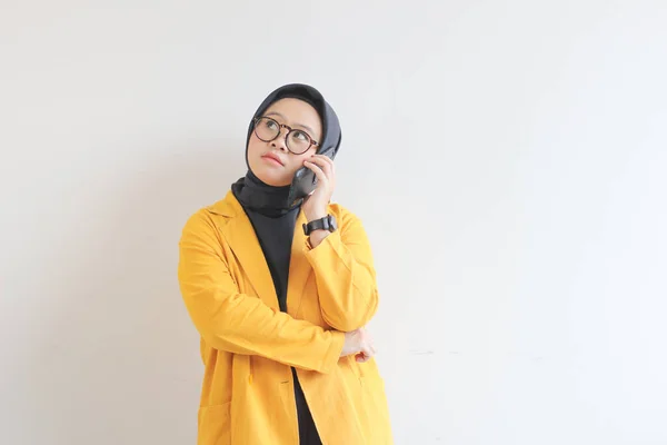 Sarışın Gözlüklü Sarı Ceketli Güzel Asyalı Kadının Portresi Izole Edilmiş — Stok fotoğraf