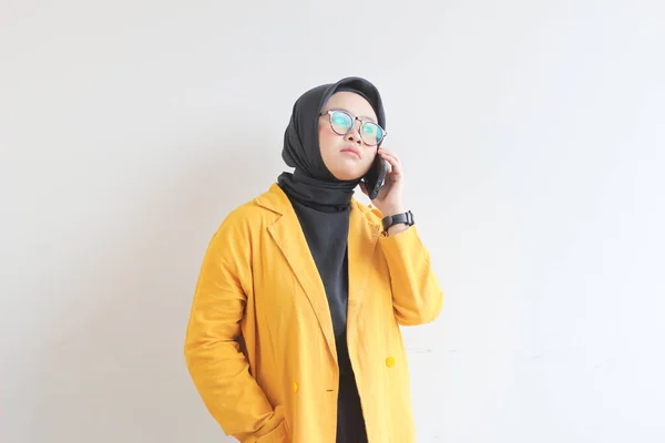 Portret Pięknej Azjatyckiej Kobiety Hidżabie Okulary Noszenie Żółty Blezer Podejmowania — Zdjęcie stockowe