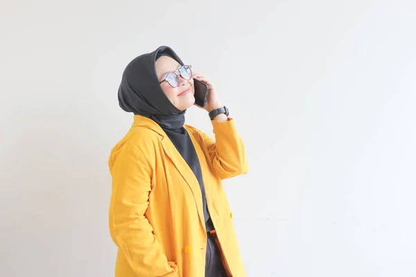 Портрет Красивої Азіатської Жінки Хіджабі Окулярах Жовтому Блістері Робить Телефонний — стокове фото
