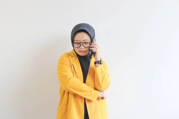 Sarışın Gözlüklü Sarı Ceketli Güzel Asyalı Kadının Portresi Izole Edilmiş — Stok fotoğraf