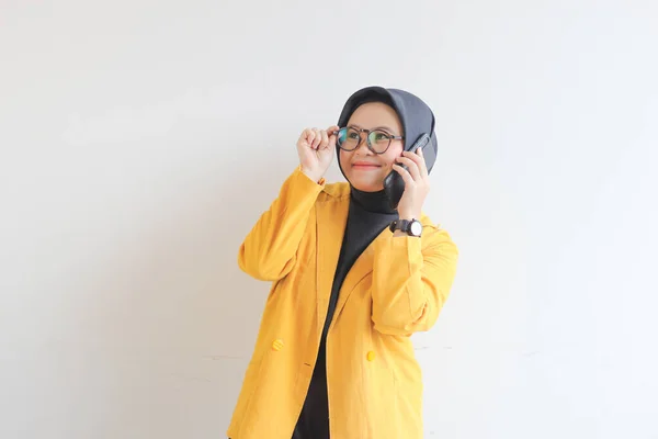 Портрет Красивої Азіатської Жінки Хіджабі Окулярах Жовтому Блістері Робить Телефонний — стокове фото