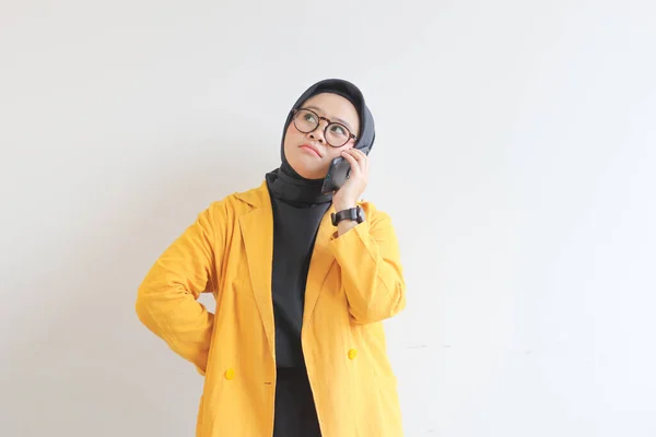 Porträtt Vacker Asiatisk Kvinna Hijab Glasögon Och Bär Gul Kavaj — Stockfoto