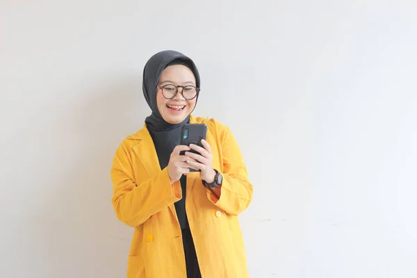 Bela Jovem Asiático Mulher Óculos Hijab Vestindo Amarelo Blazer Olhando — Fotografia de Stock