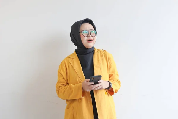 Gözlüklü Tesettürlü Sarı Ceketli Güzel Bir Asyalı Kadın Beyaz Arka — Stok fotoğraf