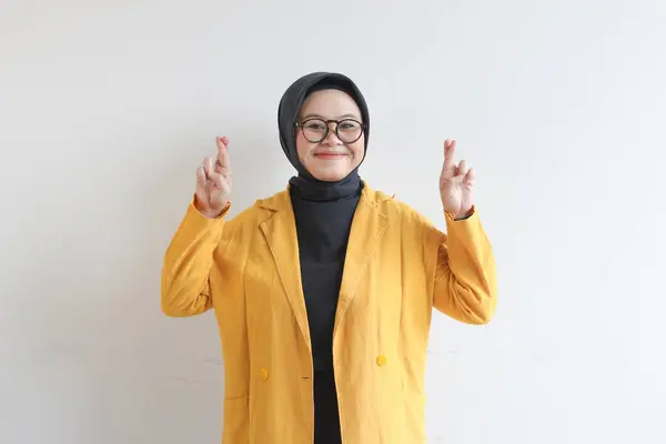 Joven Hermosa Mujer Musulmana Asiática Con Gafas Chaqueta Amarilla Con —  Fotos de Stock