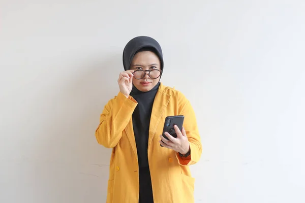 Frumoasă Tânără Asiatică Ochelari Hijab Purtând Blazer Galben Uitându Camera — Fotografie, imagine de stoc