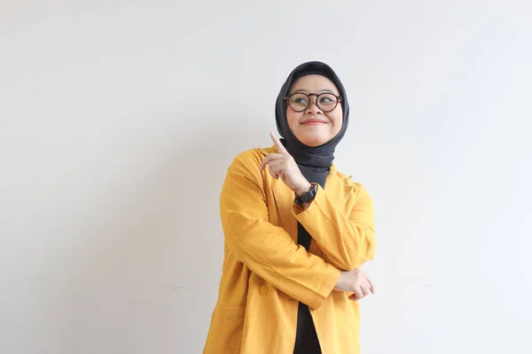 Гарна Молода Мусульманка Азії Окулярах Хіджаб Одягнена Жовтий Блезер Посміхаються — стокове фото