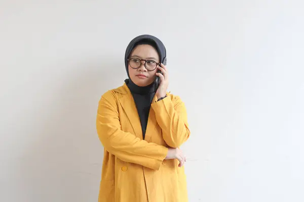 Retrato Hermosa Mujer Asiática Hijab Gafas Usar Chaqueta Amarilla Haciendo — Foto de Stock