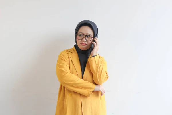 Portret Pięknej Azjatyckiej Kobiety Hidżabie Okulary Noszenie Żółty Blezer Podejmowania — Zdjęcie stockowe