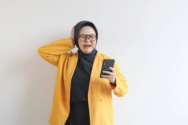 Piękna Młoda Azjatycka Kobieta Okularach Hidżab Noszenie Żółty Blezer Patrząc — Zdjęcie stockowe