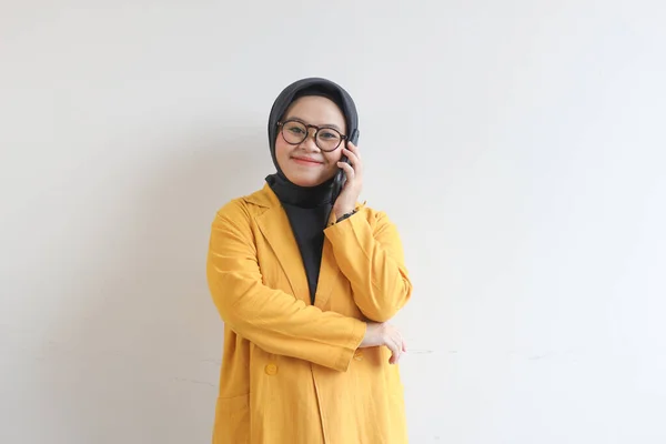 Portrét Krásné Asijské Ženy Hidžábu Brýle Sobě Žlutý Blejzr Telefonování — Stock fotografie
