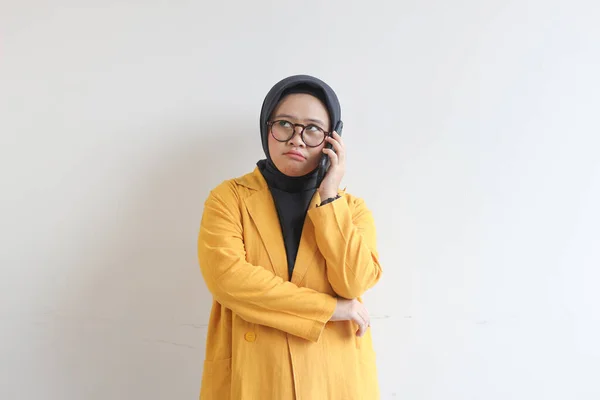Retrato Hermosa Mujer Asiática Hijab Gafas Usar Chaqueta Amarilla Haciendo —  Fotos de Stock