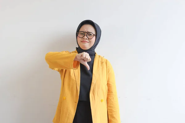 Wanita Muda Muslim Asia Yang Cantik Memakai Kacamata Dan Jaket — Stok Foto