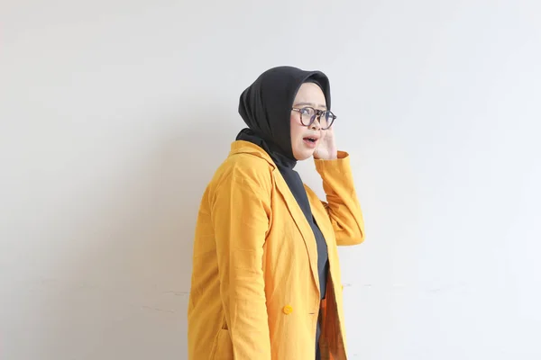 Güzel Bir Asyalı Genç Müslüman Kadın Gözlüklü Sarı Ceketli Hareketleriyle — Stok fotoğraf
