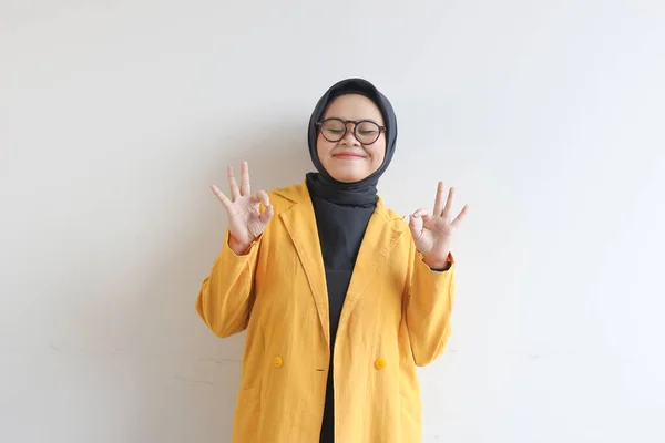 Hermosa Joven Mujer Musulmana Asiática Con Gafas Chaqueta Amarilla Con — Foto de Stock