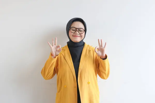Güzel Asyalı Genç Müslüman Bir Kadın Gözlüklü Sarı Ceketli Hareketleriyle — Stok fotoğraf