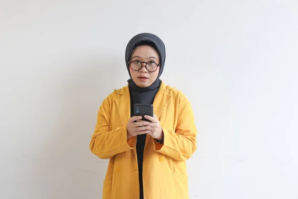 Wanita Asia Muda Yang Cantik Berkacamata Mengenakan Jilbab Dan Mengenakan — Stok Foto