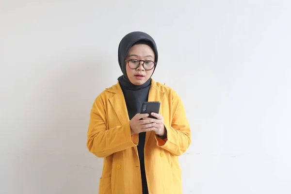 Vacker Ung Asiatisk Kvinna Glasögon Hijab Och Bär Gul Blazer — Stockfoto