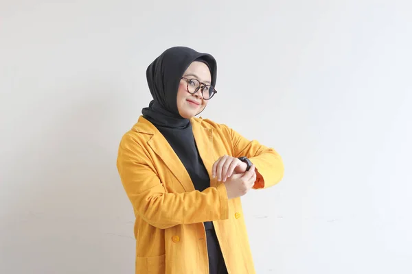 Güzel Asyalı Genç Müslüman Kadın Gözlüklü Sarı Ceketli Kol Saati — Stok fotoğraf