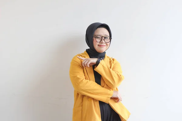 Gözlüklü Tesettürlü Sarı Ceketli Kendine Güvenen Mutlu Bir Genç Asyalı — Stok fotoğraf