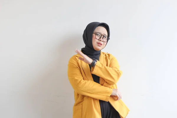 Gözlüklü Tesettürlü Sarı Ceketli Kendine Güvenen Mutlu Bir Şekilde Gülümseyen — Stok fotoğraf