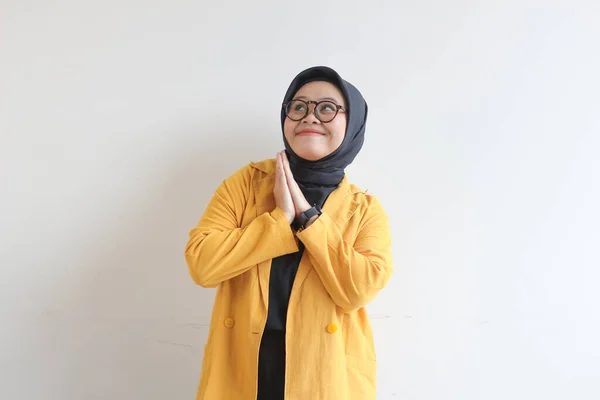 Wanita Muda Muslim Asia Yang Cantik Mengenakan Kacamata Dan Blazer — Stok Foto