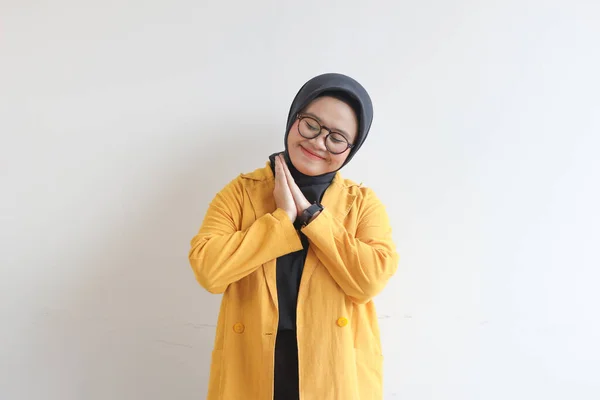 年轻美丽的亚洲穆斯林妇女 戴着眼镜 身穿黄衫 笑容满面 与白色背景隔离 — 图库照片