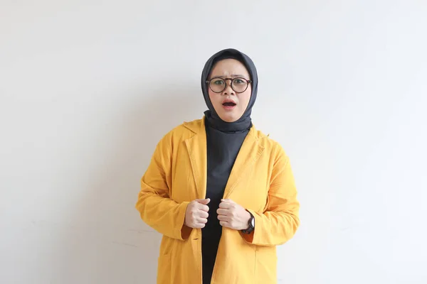 Όμορφη Νεαρή Μουσουλμάνα Ασιάτισσα Φοράει Γυαλιά Και Κίτρινο Σακάκι Σοκαρισμένη — Φωτογραφία Αρχείου