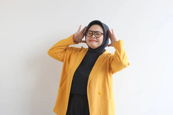 Όμορφη Νεαρή Ασιάτισσα Μουσουλμάνα Γυναίκα Φοράει Γυαλιά Και Κίτρινο Σακάκι — Φωτογραφία Αρχείου