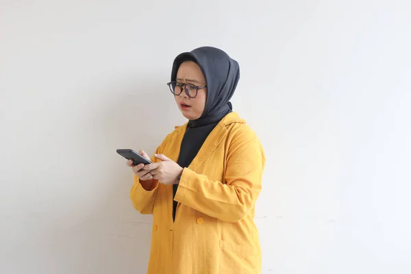 Mooie Jonge Aziatische Vrouw Bril Hijab Het Dragen Van Gele — Stockfoto