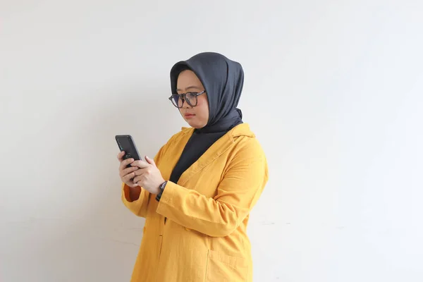 Bela Jovem Mulher Asiática Óculos Hijab Vestindo Blazer Amarelo Olhando — Fotografia de Stock