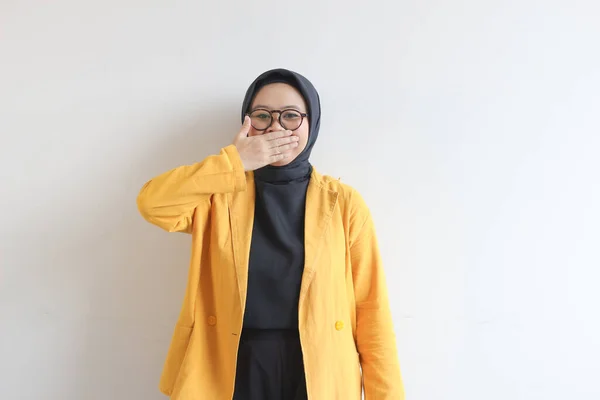 Güzel Asyalı Müslüman Kadın Gözlüklü Sarı Ceketli Ağzı Kapalı Beyaz — Stok fotoğraf