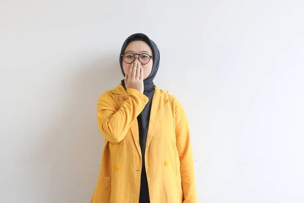 年轻美丽的亚洲穆斯林妇女 戴着眼镜 身穿黄色夹克 嘴紧闭 背景为白色 — 图库照片